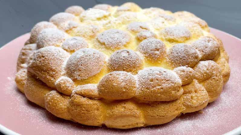 Appétissant et extrêmement moelleux, le gâteau soufflé au yaourt est un ...
