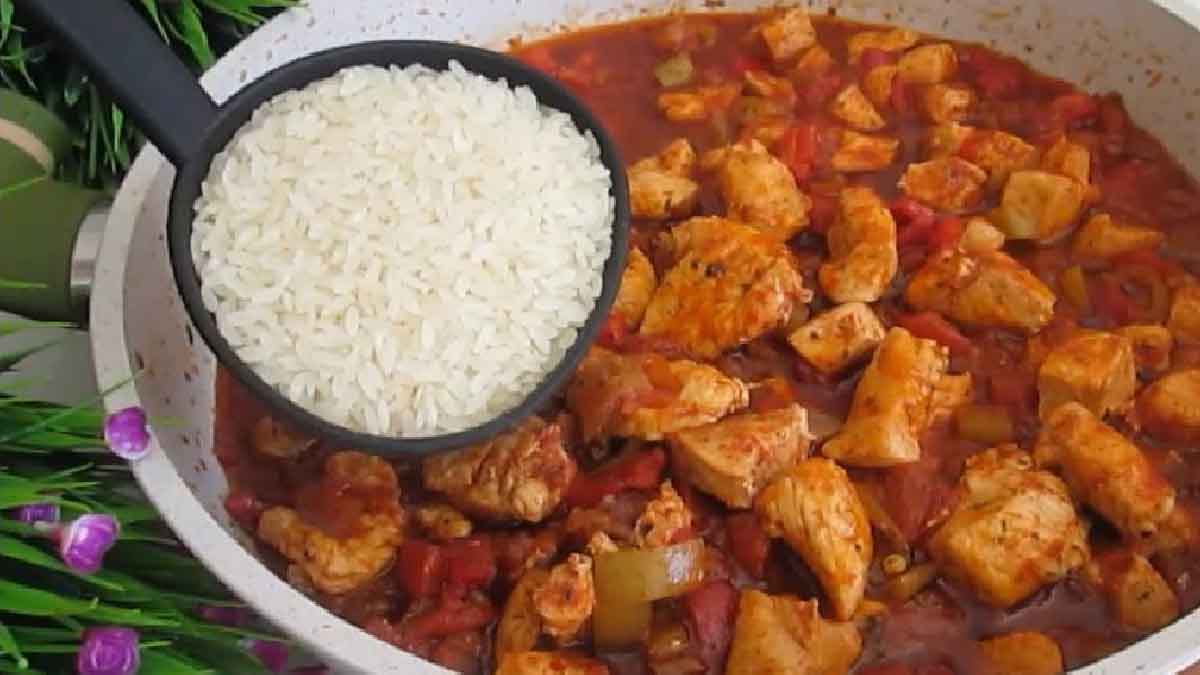 Du riz au poulet et légumes avec une sauce généreuse : ce plat riche en